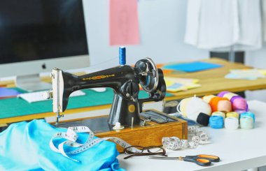 Boş çalışma ve terzi işyeri veya küçük butik giysilerle satıcı