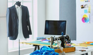 Boş çalışma ve terzi işyeri veya küçük butik giysilerle satıcı