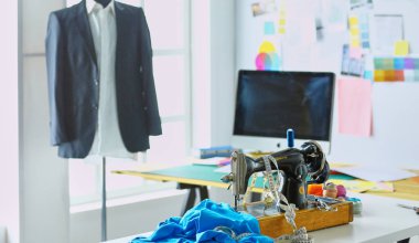 Boş çalışma ve terzi işyeri veya küçük butik giysilerle satıcı