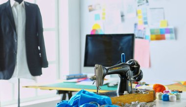 Boş çalışma ve terzi işyeri veya küçük butik giysilerle satıcı