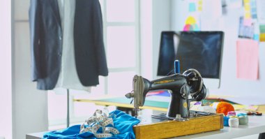 Boş çalışma ve terzi işyeri veya küçük butik giysilerle satıcı