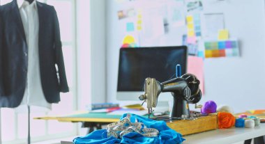 Boş çalışma ve terzi işyeri veya küçük butik giysilerle satıcı