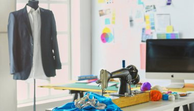 Boş çalışma ve terzi işyeri veya küçük butik giysilerle satıcı