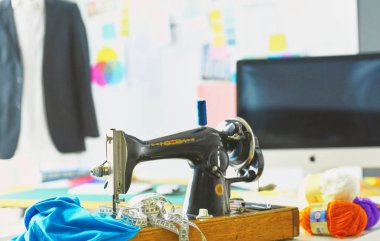 Boş çalışma ve terzi işyeri veya küçük butik giysilerle satıcı