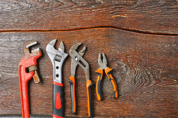 Atölye tezgah. Çeşitli el aletleri üstten görünüm, ahşap bir masaya kopyalama alanı