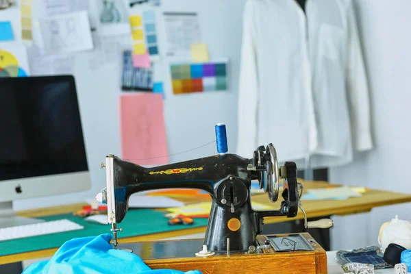 Boş çalışma ve terzi işyeri veya küçük butik giysilerle satıcı