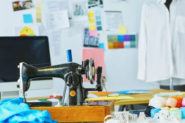 Tom arbetsrum och arbetsplats av skräddare eller leverantör av kläder i små boutique — Stockfoto