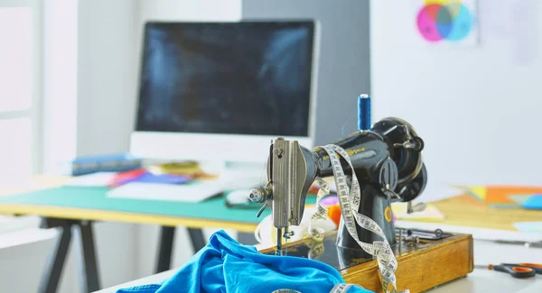 Leeres Arbeitszimmer und Arbeitsplatz eines Schneiders oder Bekleidungsverkäufers in einer kleinen Boutique — Stockfoto