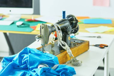 Giysi tasarımcısı masaüstünde Retro dikiş makinesi