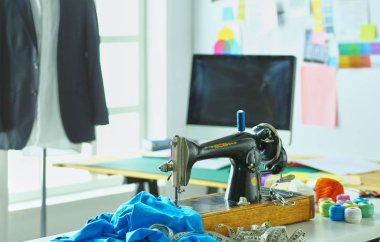 Giysi tasarımcısı masaüstünde Retro dikiş makinesi