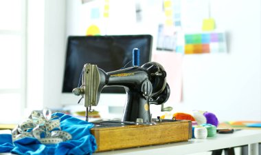 Giysi tasarımcısı masaüstünde Retro dikiş makinesi