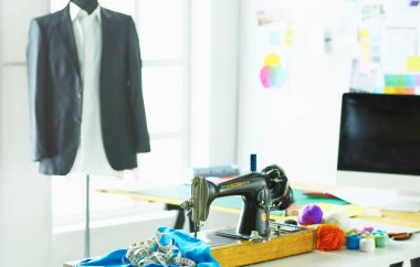 Giysi tasarımcısı masaüstünde Retro dikiş makinesi