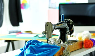 Giysi tasarımcısı masaüstünde Retro dikiş makinesi