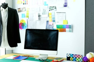 Boş çalışma ve terzi işyeri veya küçük butik giysilerle satıcı