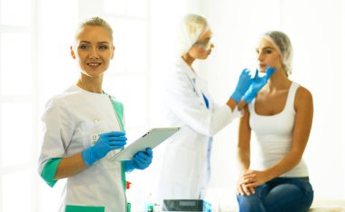 Kalıcı makyaj kaşları için. Güzellik Salonu içinde kalın kaşları ile güzel bir kadın. Şevval Özçelik Güzellik kadın yüzü için kaş dövme yapıyor. Güzellik yordamı, seçici odak