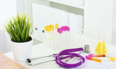 bir doktor ofisi ile bir stetoskop ön planda ve arka planda, seçici odak hapları bir şişeyle Resepsiyon closeup