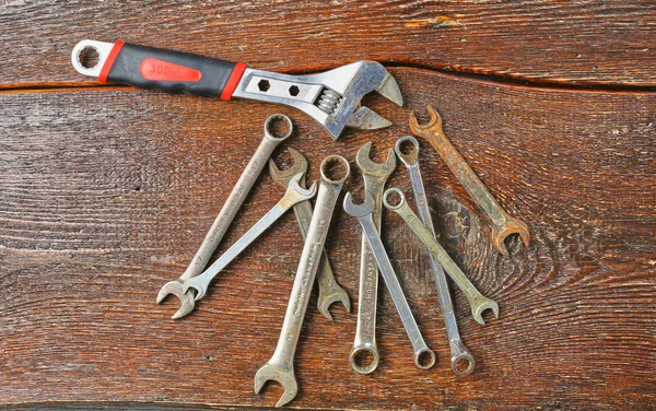 Werkstattbank. Verschiedene Handwerkzeuge auf einem Holztisch, Draufsicht, Kopierraum — Stockfoto