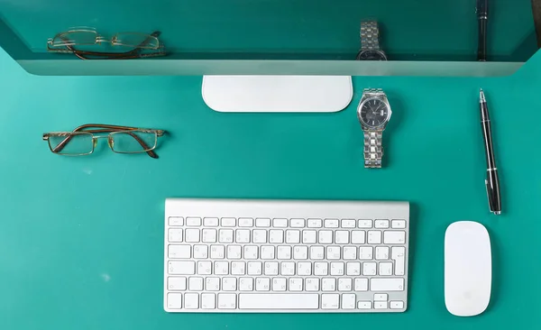 Flat lay photo of office desk with keyboard, notebook, tablet, smartphone, eyeglasses — Stock Photo, Image