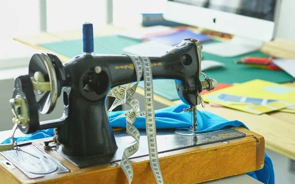 Retro-Nähmaschine auf Designerklamotten — Stockfoto