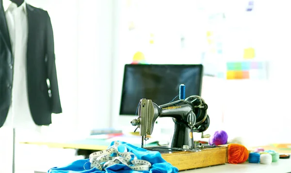 Máquina de coser retro en el escritorio de ropa de diseñador —  Fotos de Stock