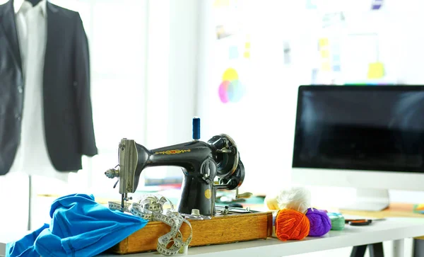 Retro symaskin på märkeskläder skrivbord — Stockfoto