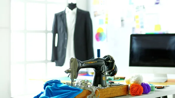 Retro sewing machine on designer clothes desktop — Stock Photo, Image