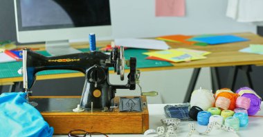 Giysi tasarımcısı masaüstünde Retro dikiş makinesi