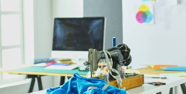 Giysi tasarımcısı masaüstünde Retro dikiş makinesi