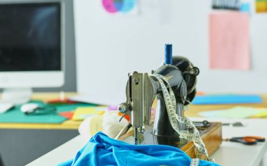 Giysi tasarımcısı masaüstünde Retro dikiş makinesi