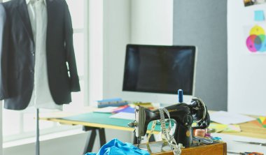 Giysi tasarımcısı masaüstünde Retro dikiş makinesi