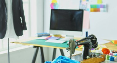 Giysi tasarımcısı masaüstünde Retro dikiş makinesi