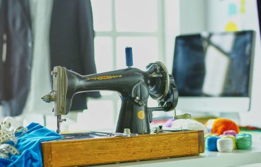 Giysi tasarımcısı masaüstünde Retro dikiş makinesi
