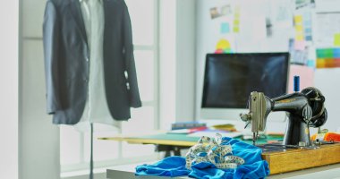 Giysi tasarımcısı masaüstünde Retro dikiş makinesi