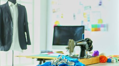 Giysi tasarımcısı masaüstünde Retro dikiş makinesi