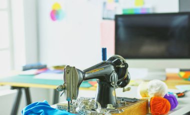 Giysi tasarımcısı masaüstünde Retro dikiş makinesi