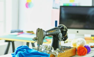Giysi tasarımcısı masaüstünde Retro dikiş makinesi