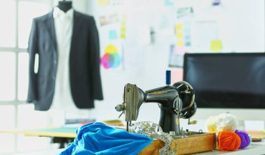 Giysi tasarımcısı masaüstünde Retro dikiş makinesi