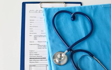 Bir kalp bir tıbbi üniforma, portre, seçici odak şekillendirme bir stetoskop