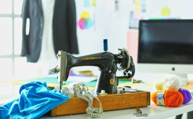 Giysi tasarımcısı masaüstünde Retro dikiş makinesi