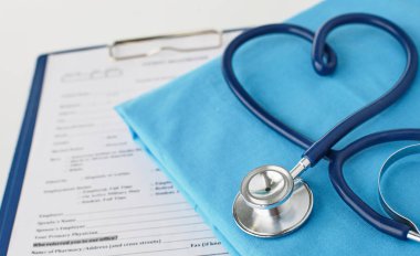 Bir kalp bir tıbbi üniforma, portre, seçici odak şekillendirme bir stetoskop