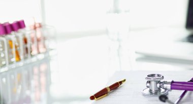 bir doktor ofisi ile bir stetoskop ön planda ve arka planda, seçici odak hapları bir şişeyle Resepsiyon closeup