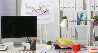 Dizüstü bilgisayarlı işyeri Ofiste rahat çalışma masası