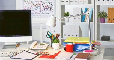 Dizüstü bilgisayarlı işyeri Ofiste rahat çalışma masası