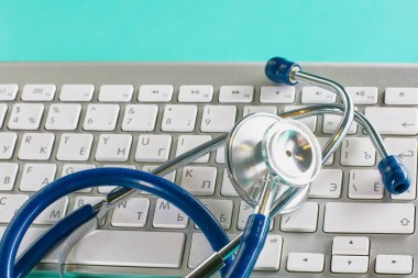 bir doktor ofisi ile bir stetoskop ön planda ve arka planda, seçici odak hapları bir şişeyle Resepsiyon closeup