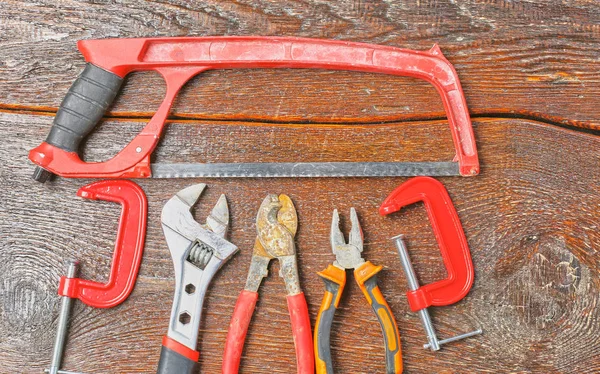 Atölye tezgah. Çeşitli el aletleri üstten görünüm, ahşap bir masaya kopyalama alanı