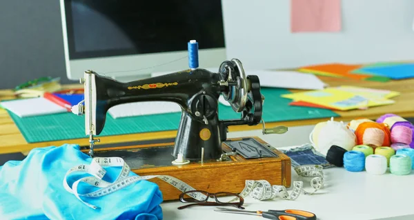 Retro sewing machine on designer clothes desktop — Stock Photo, Image