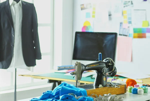 Giysi tasarımcısı masaüstünde Retro dikiş makinesi