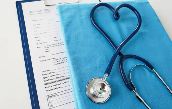 Bir kalp bir tıbbi üniforma, portre, seçici odak şekillendirme bir stetoskop