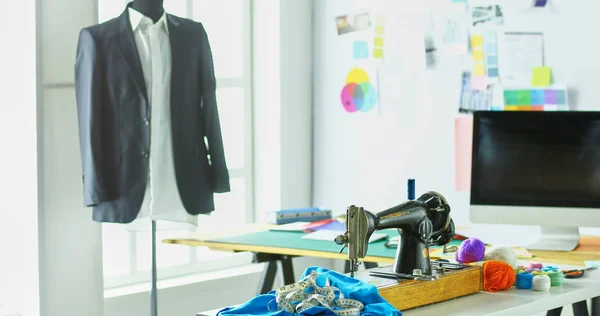 Máquina de coser retro en el escritorio de ropa de diseñador — Foto de Stock