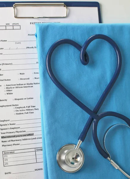 Bir kalp bir tıbbi üniforma, portre, seçici odak şekillendirme bir stetoskop